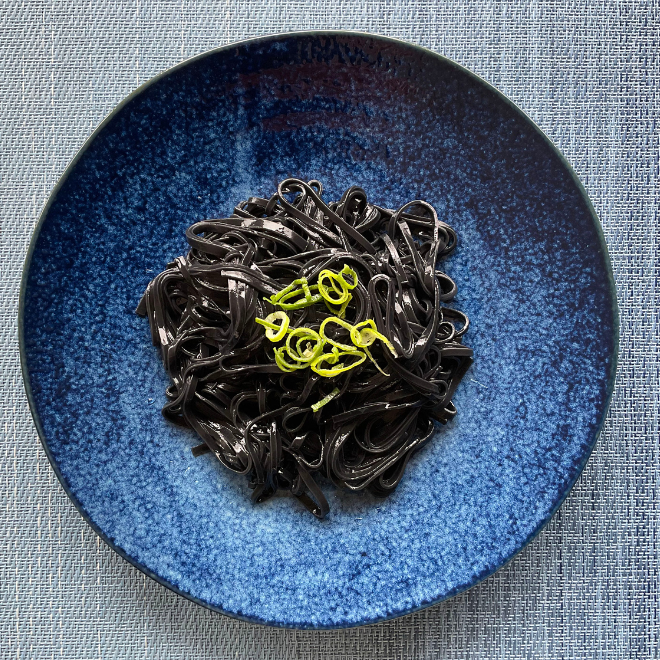 手綯いの稲庭うどん 漆黒【SHIKKOKU】 | 詩の国商店